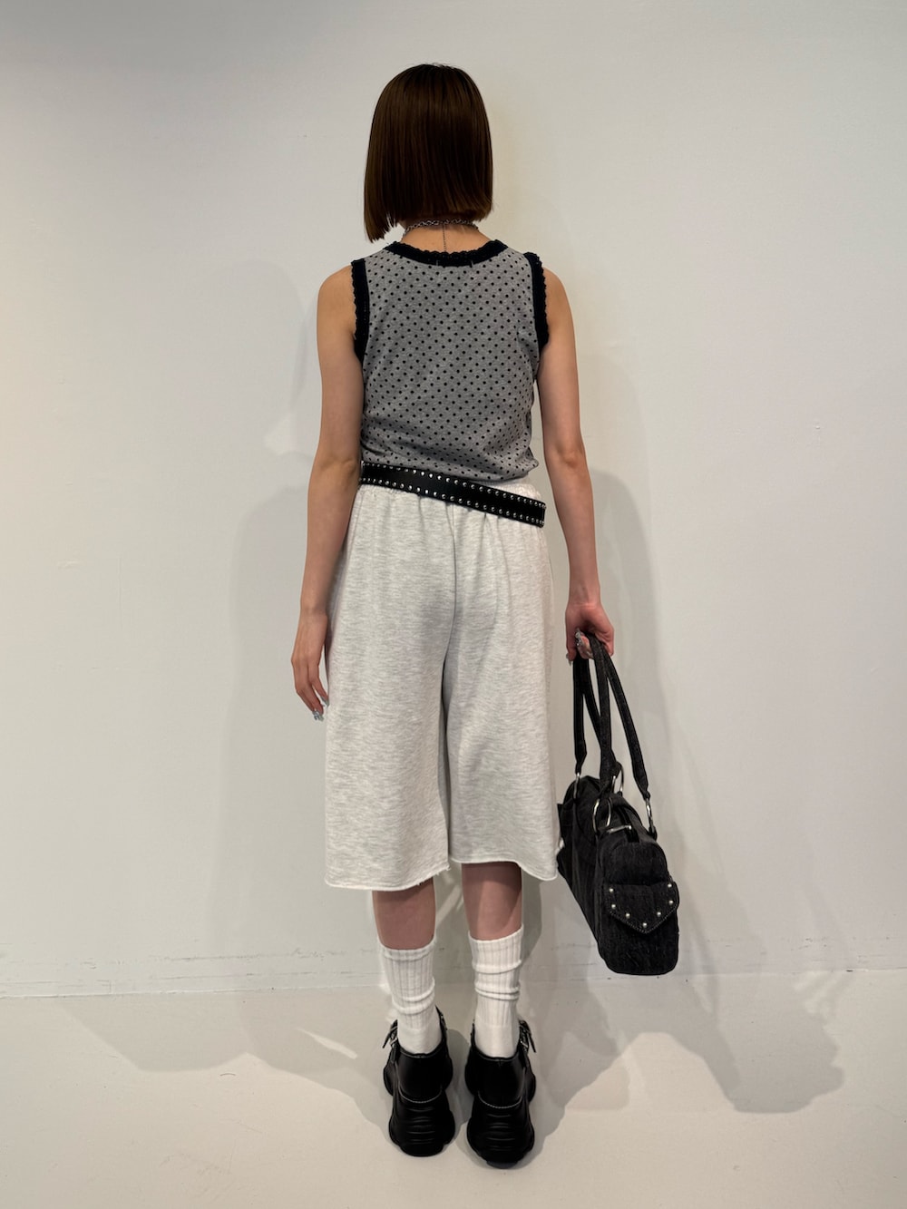グレー系のその他パンツ、グレー系のタンクトップ、ブラック系のサンダルを着用したレディースの春コーディネートの4枚目の写真