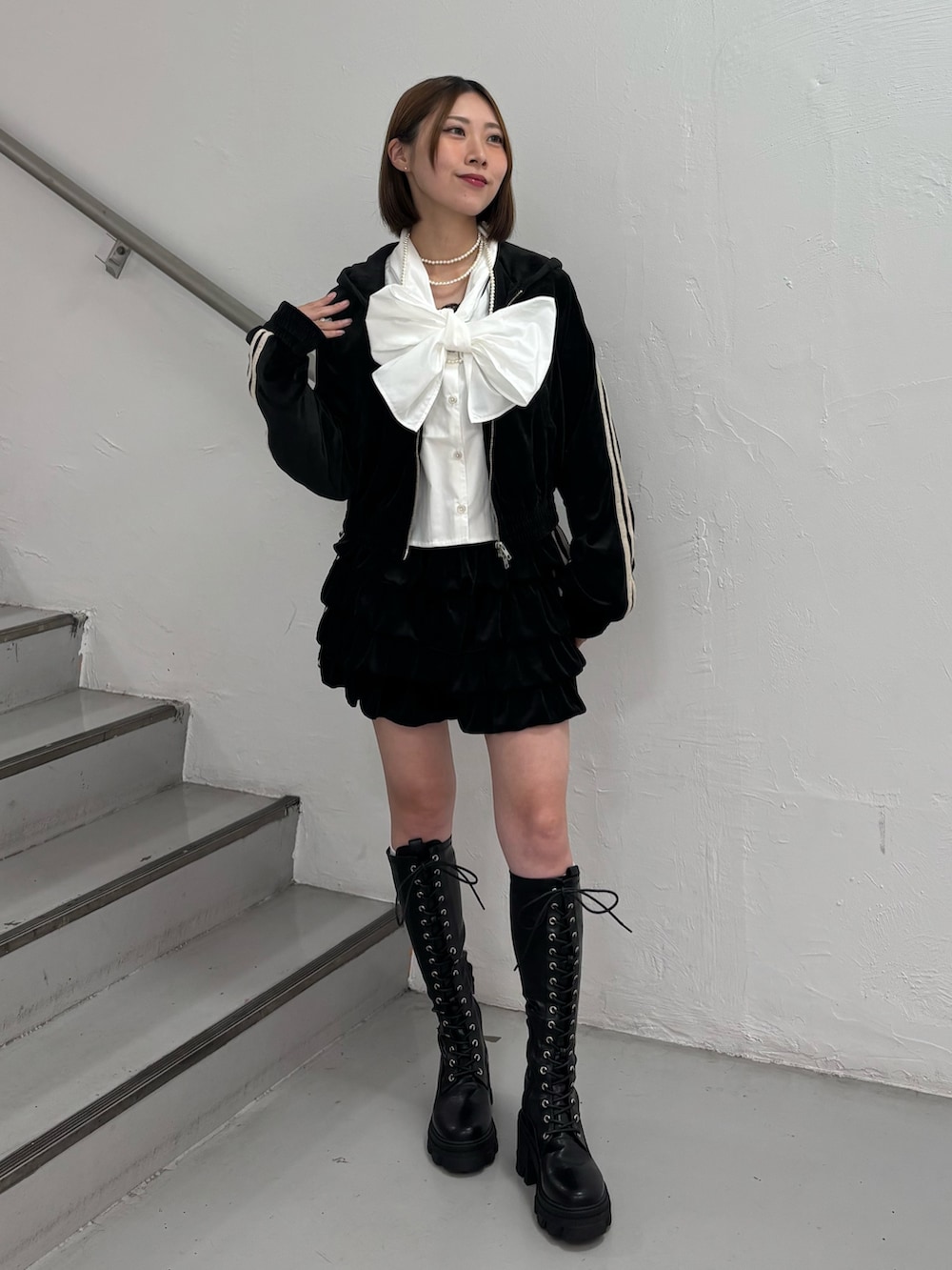 ブラック系のスカート、ブラック系のパーカー、ホワイト系のシャツ/ブラウスを着用したレディースの秋コーディネートの3枚目の写真