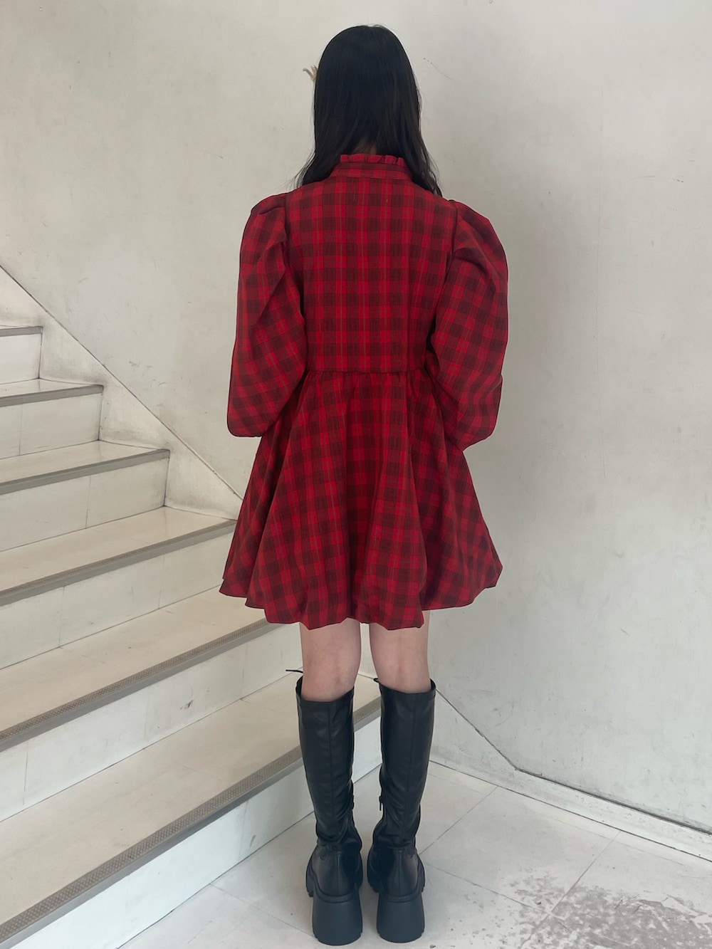 「jouetie、jouetiefashionista、jouetie_ootd、jouetieコーデ、ジュエティ、ジュエティ(jouetie)、ジュエティコーデ、チェック、FRUITS ZIPPER、ブーツ、赤チェック、赤チェックワンピース、秋コーデ、デートコーデ」｜「jouetieのライダースハンドBAG（ハンドバッグ、ブラック系）」を使った、RINOさん（レディース・156cm）の秋コーディネートの4枚目の写真