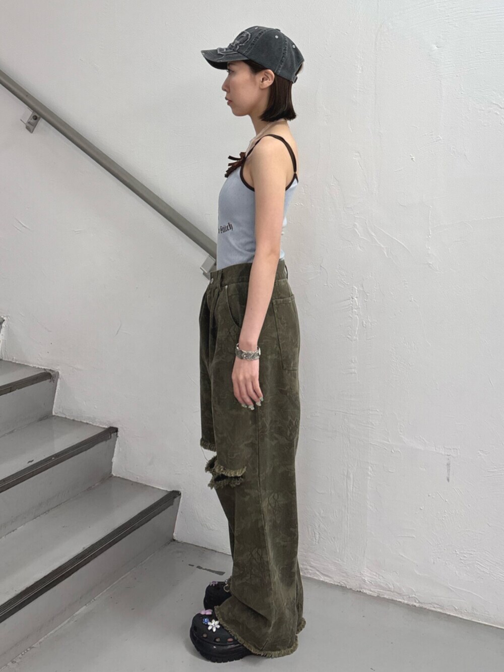 ブルー系のキャミソール、グリーン系のその他パンツ、その他のネックレスを着用したレディースの夏コーディネートの3枚目の写真