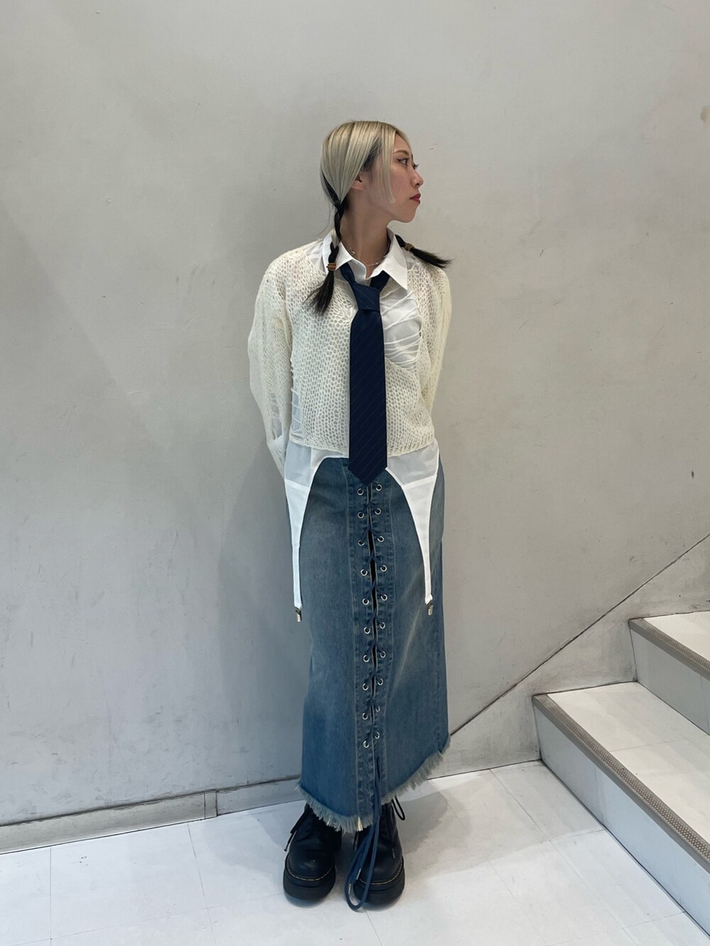 ホワイト系のニット/セーター、ホワイト系のシャツ/ブラウス、ブルー系のデニムパンツを着用したレディースの秋コーディネートの3枚目の写真