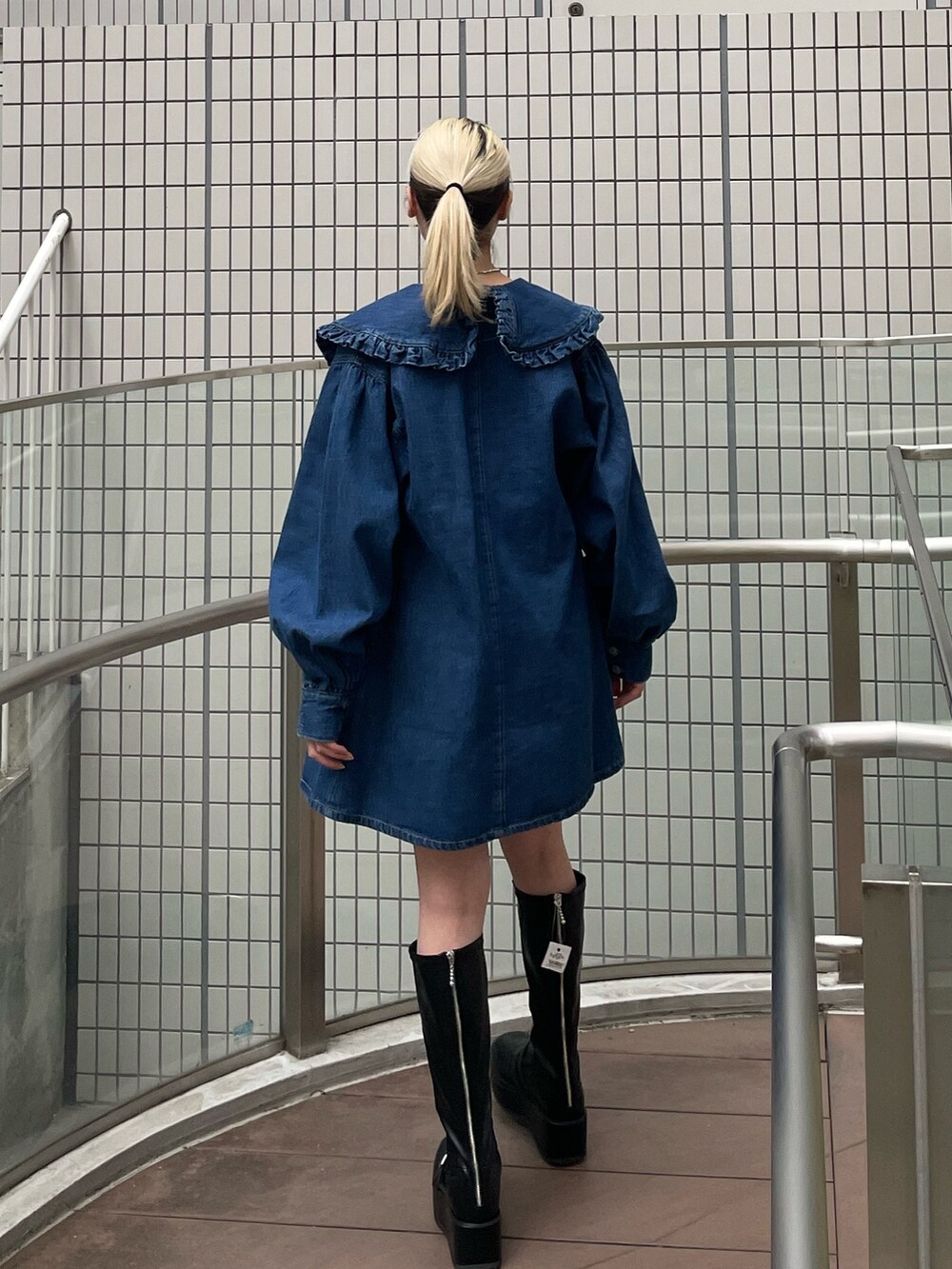 ブルー系のワンピース、ブルー系のキャミソール、ブルー系のデニムパンツを着用したレディースの春コーディネートの4枚目の写真