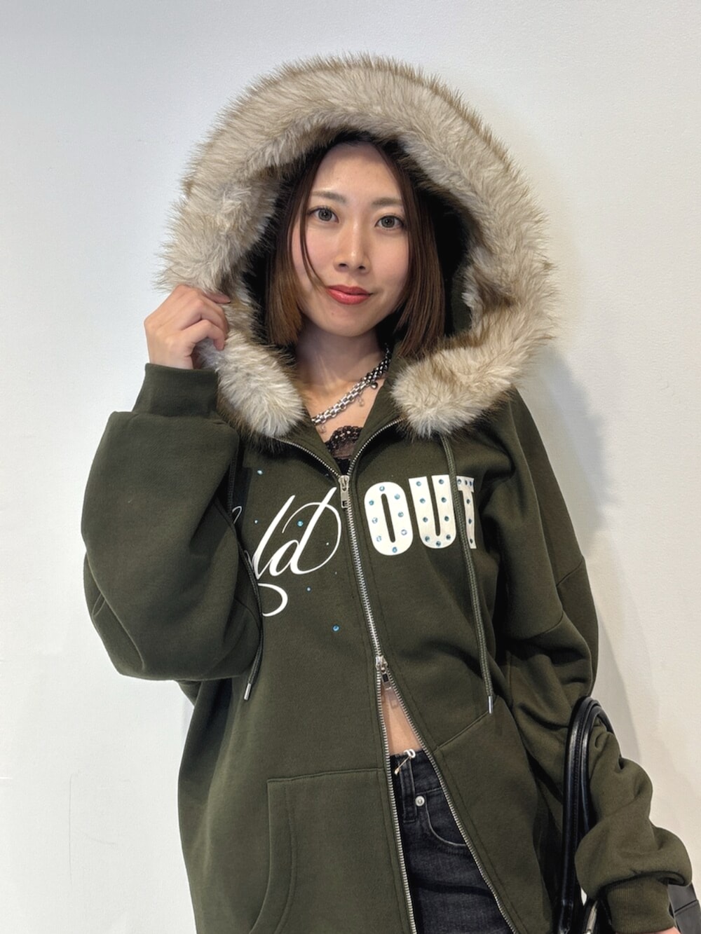 ブラック系のハンドバッグ、グリーン系のTシャツ/カットソー、ブラック系のその他パンツを着用したレディースの夏コーディネートの6枚目の写真
