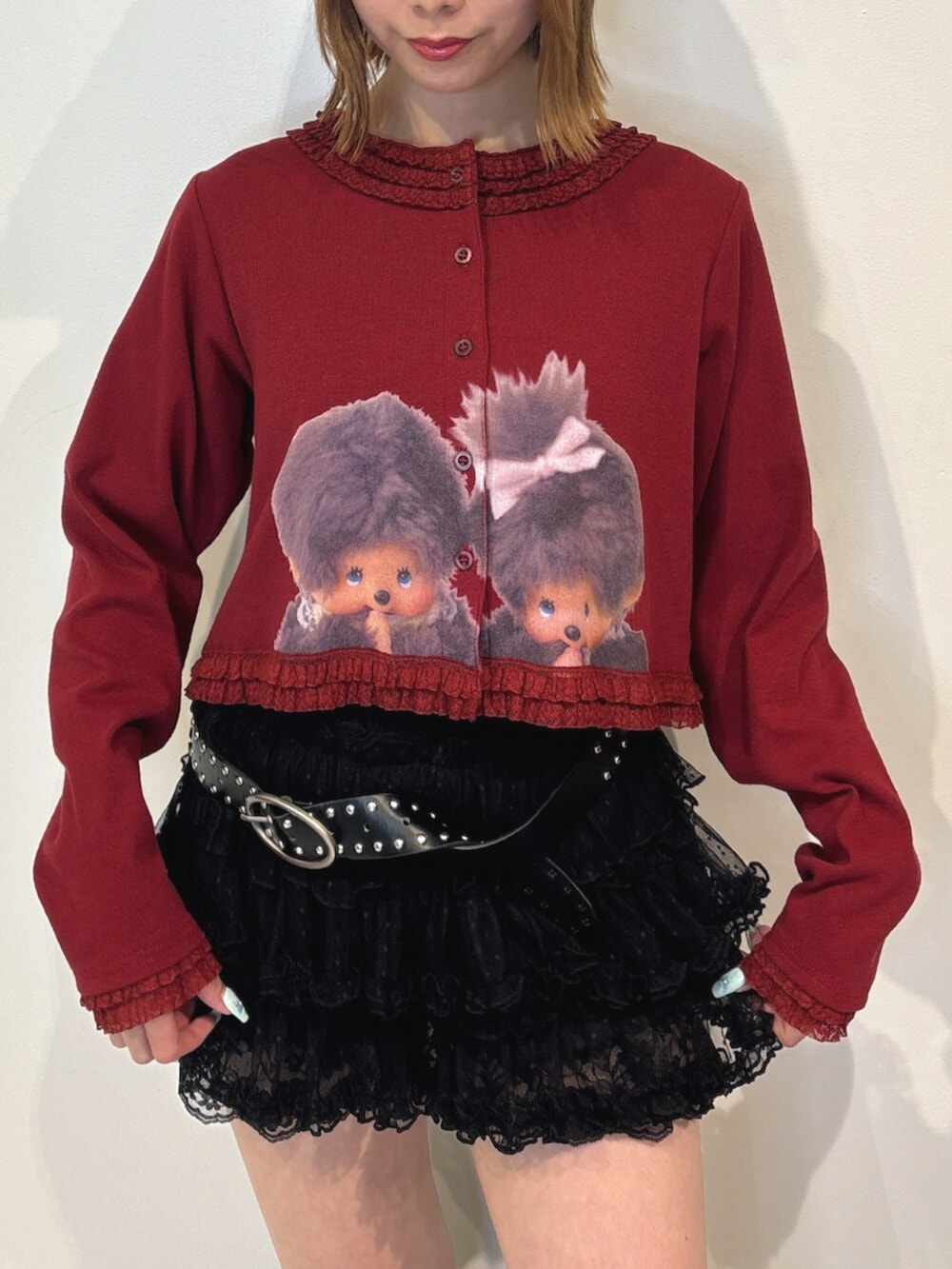 ブラック系のその他パンツ、ブラック系のブーツ、レッド系のカーディガン/ボレロを着用したレディースの夏コーディネートの6枚目の写真