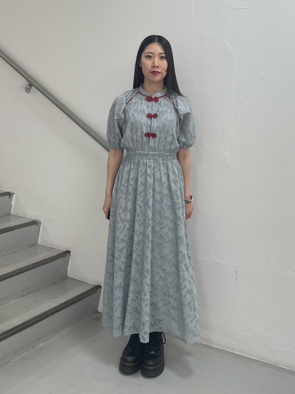 ブルー系のワンピース、シルバー系のブレスレットを着用したレディースの夏コーディネートの2枚目の写真