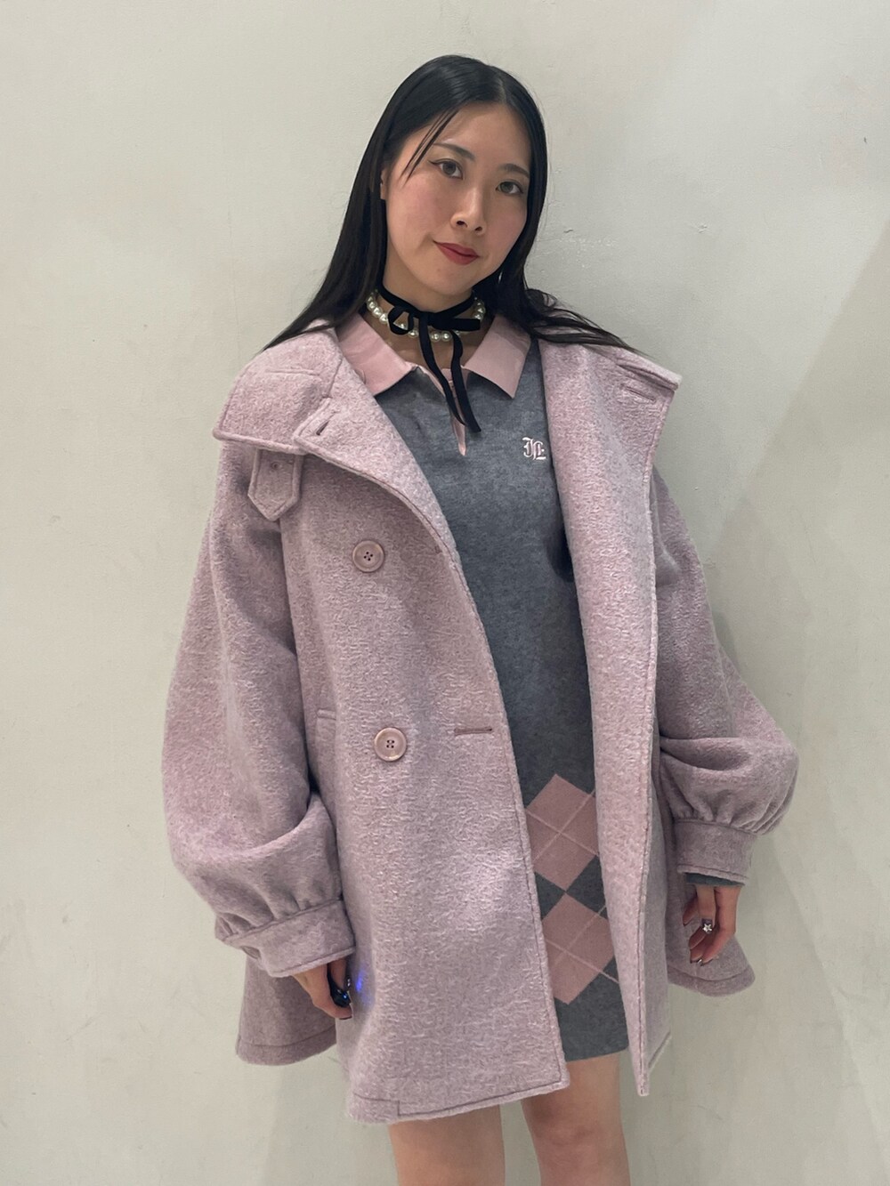 ピンク系のその他アウター、グレー系のワンピース、ブラック系のチョーカーを着用したレディースの秋コーディネートの8枚目の写真