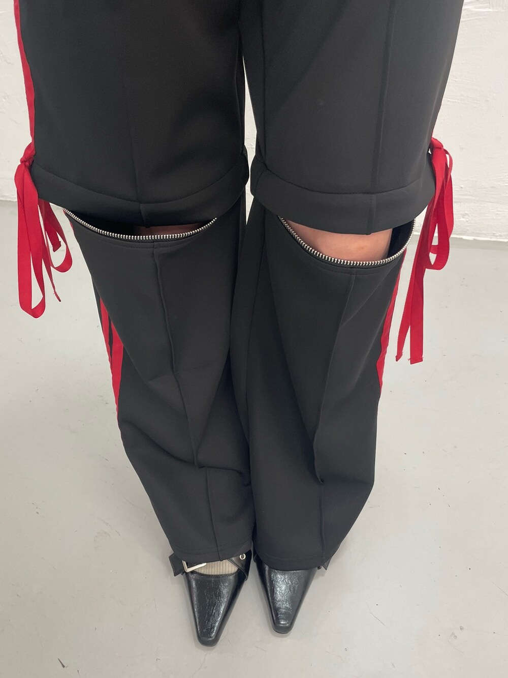 ブラック系のその他パンツ、ブルー系のTシャツ/カットソー、ブラック系のパンプスを着用したレディースの夏コーディネートの10枚目の写真