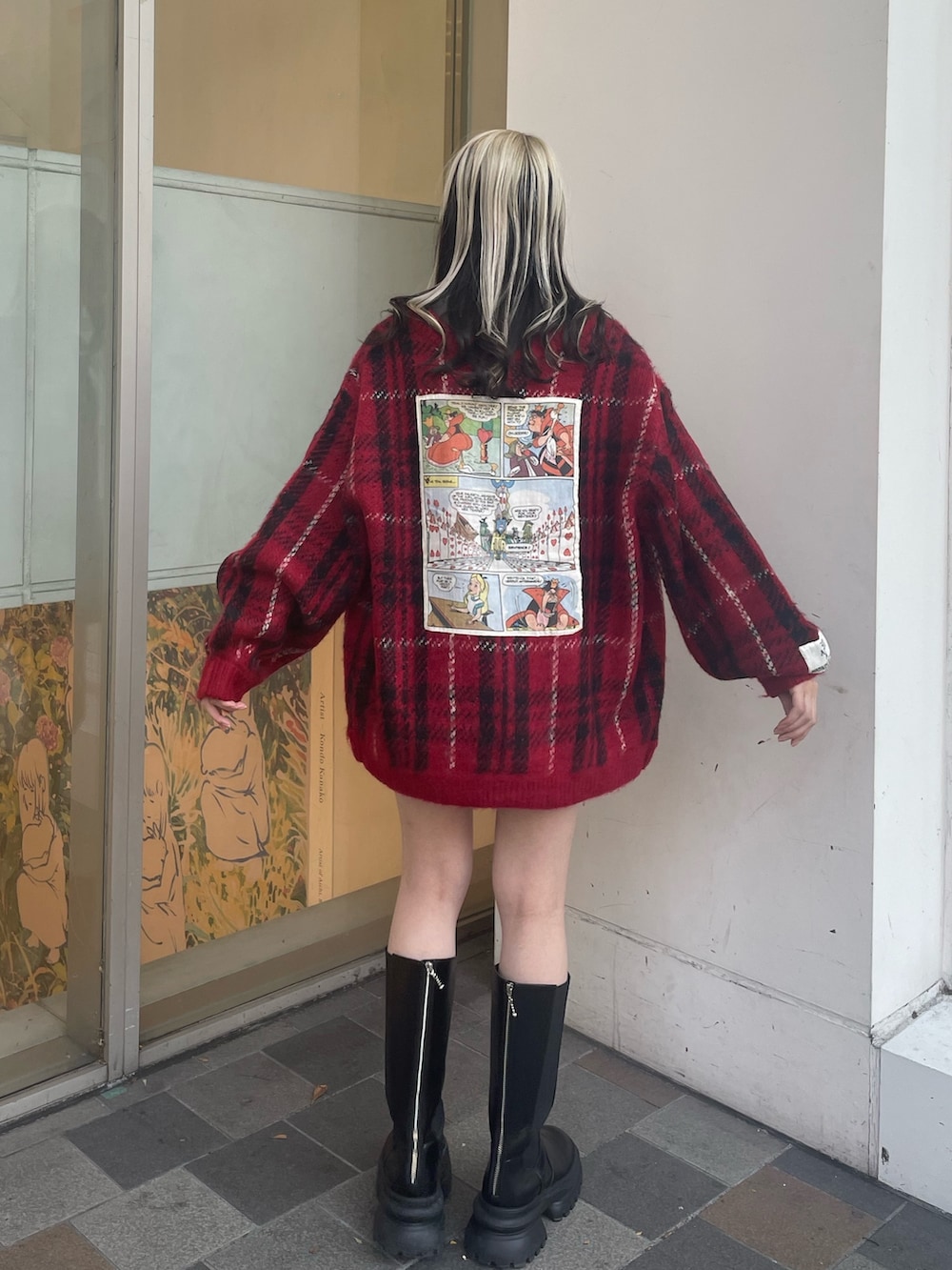 ブラック系のその他パンツ、ブラック系のTシャツ/カットソー、レッド系のカーディガン/ボレロを着用したレディースの秋コーディネートの3枚目の写真