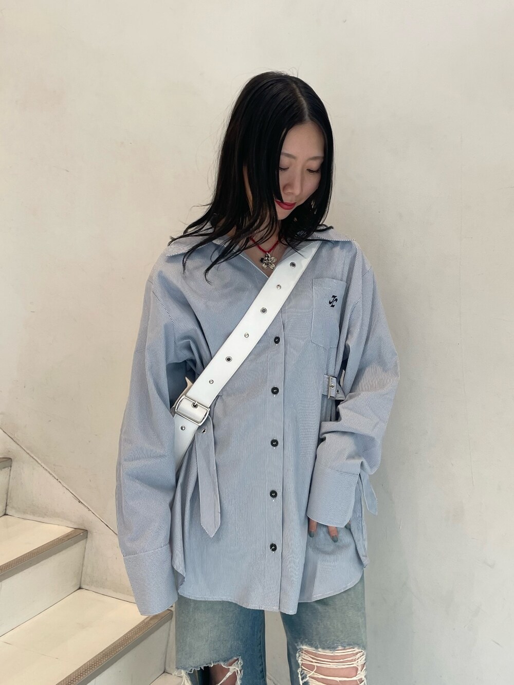 ブルー系のシャツ/ブラウス、シルバー系のショルダーバッグ、ブルー系のデニムパンツを着用したレディースの春コーディネートの6枚目の写真