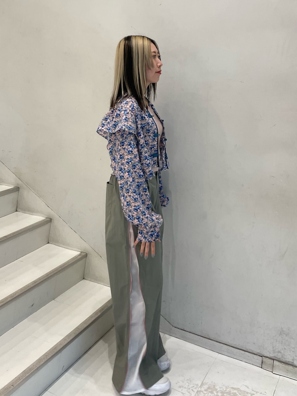 ピンク系のシャツ/ブラウス、ピンク系のアンサンブル、グレー系のその他パンツを着用したレディースの春コーディネートの3枚目の写真