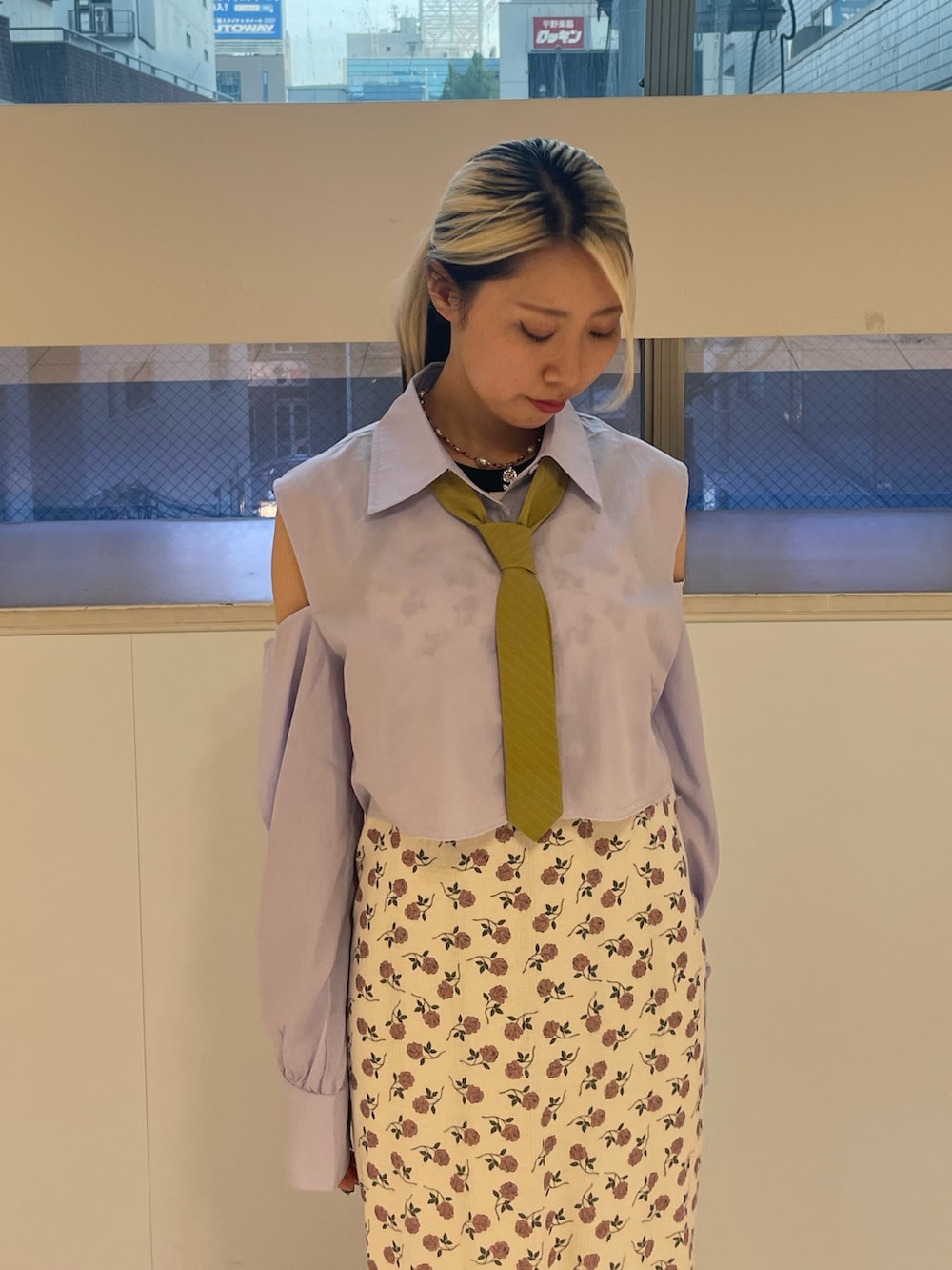 ホワイト系のワンピース、パープル系のシャツ/ブラウス、シルバー系のネックレスを着用したレディースの夏コーディネートの5枚目の写真