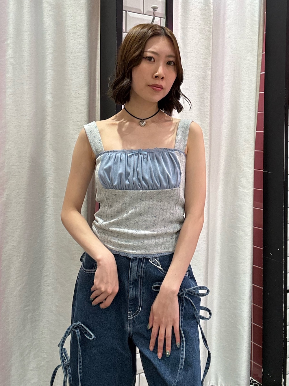 ブルー系のデニムパンツ、グレー系のキャミソール、シルバー系のパンプスを着用したレディースの春コーディネートの7枚目の写真