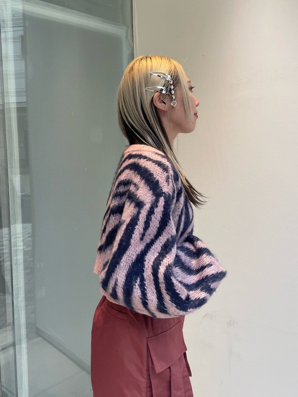 ピンク系のカーディガン/ボレロ、ピンク系のその他パンツを着用したレディースの秋コーディネートの7枚目の写真
