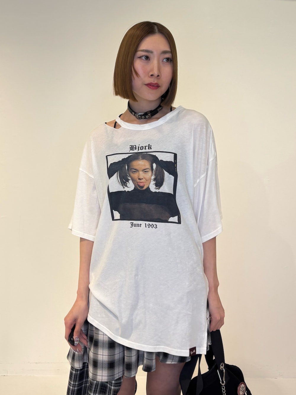 ブラック系のブーツ、ブラック系のボストンバッグ、ブラック系のスカートを着用したレディースの冬コーディネートの5枚目の写真