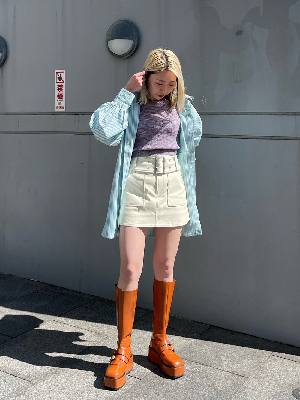 ホワイト系のその他パンツ、パープル系のタンクトップ、ブルー系のシャツ/ブラウスを着用したレディースの春コーディネートの2枚目の写真