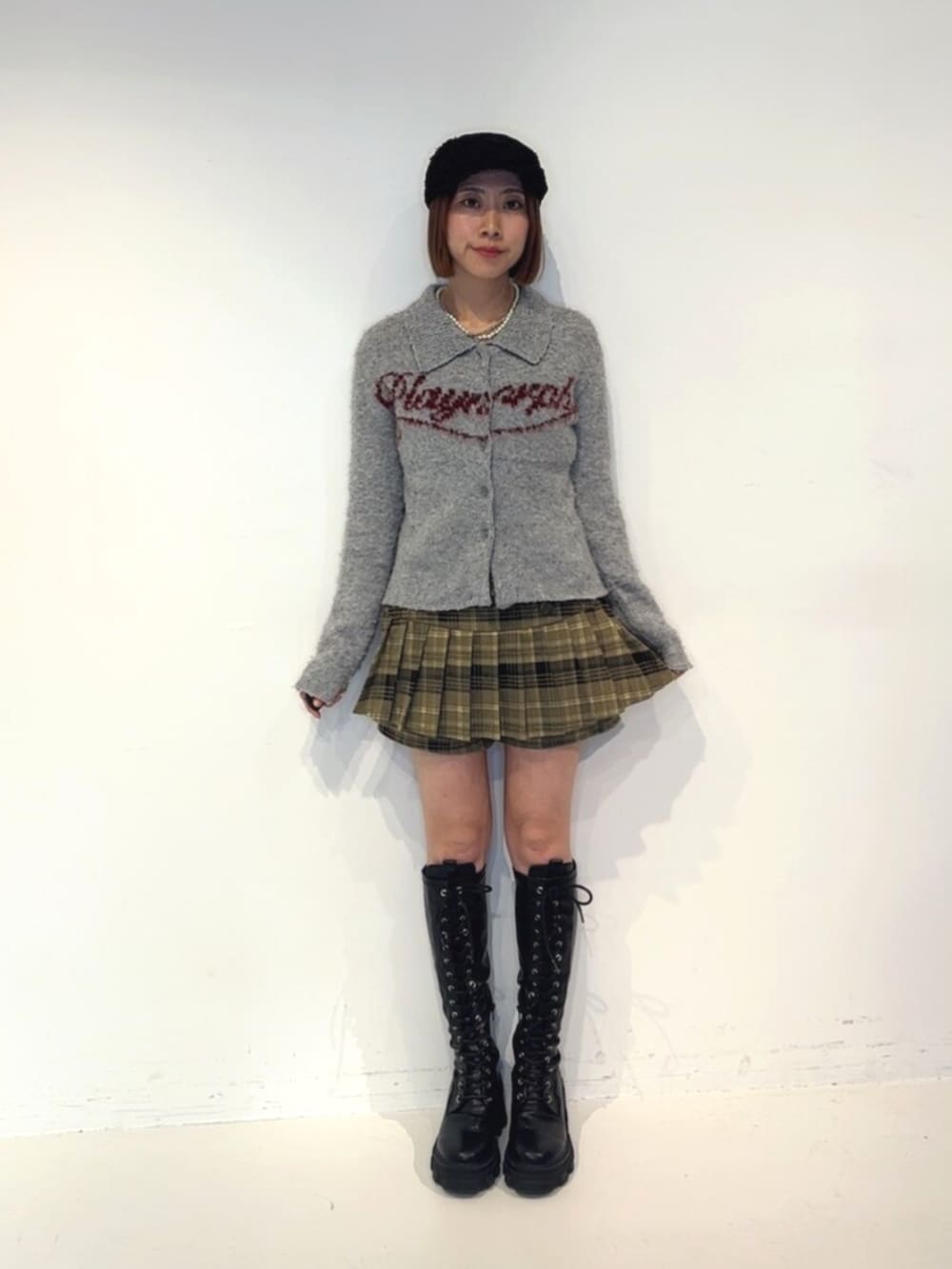 ブラック系のブーツ、ブラウン系のその他パンツ、グレー系のカーディガン/ボレロを着用したレディースの秋コーディネートの2枚目の写真