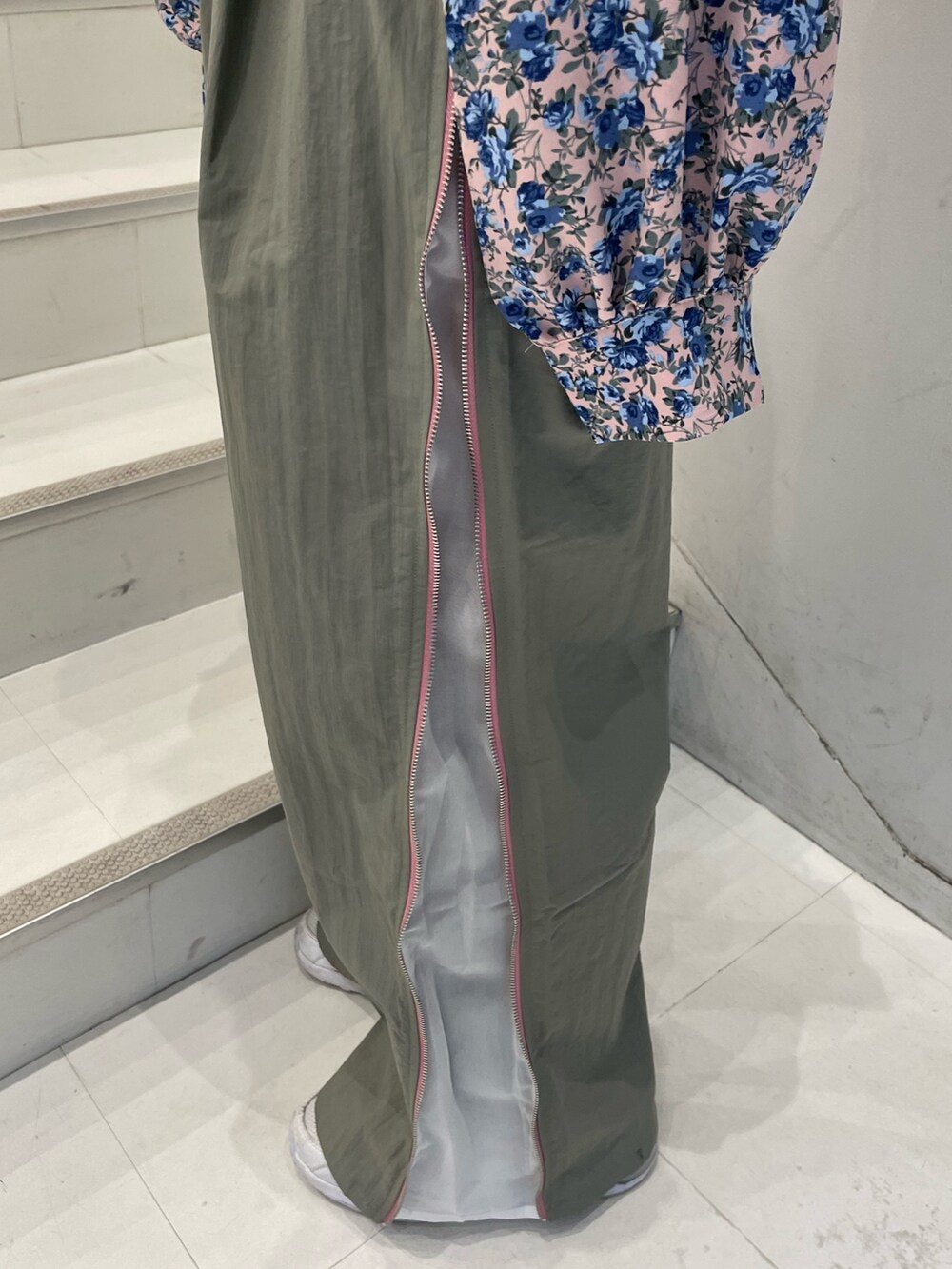 ピンク系のシャツ/ブラウス、ピンク系のアンサンブル、グレー系のその他パンツを着用したレディースの春コーディネートの8枚目の写真