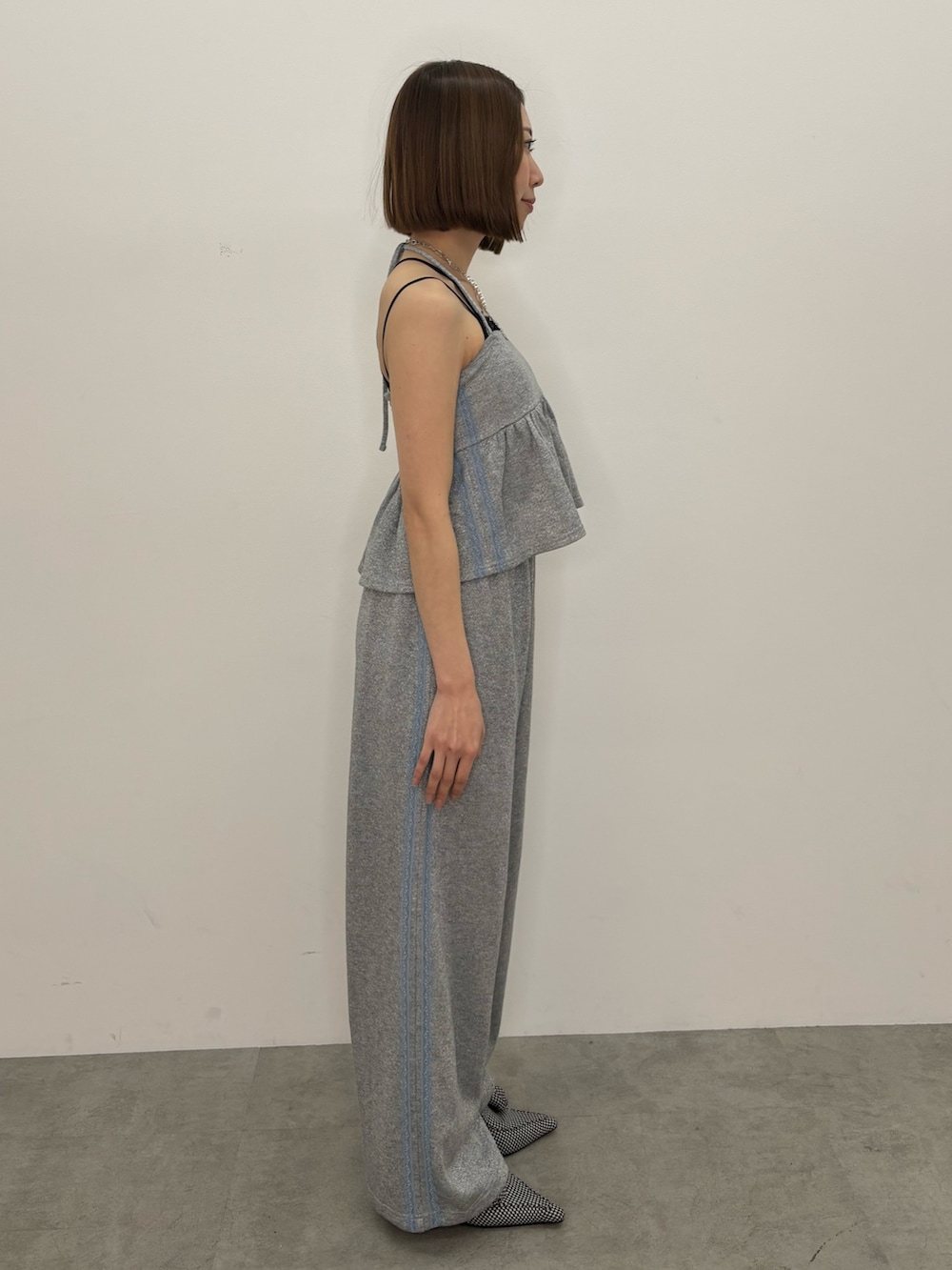 ブラック系のパンプス、グレー系のキャミソール、グレー系のその他パンツを着用したレディースの春コーディネートの3枚目の写真