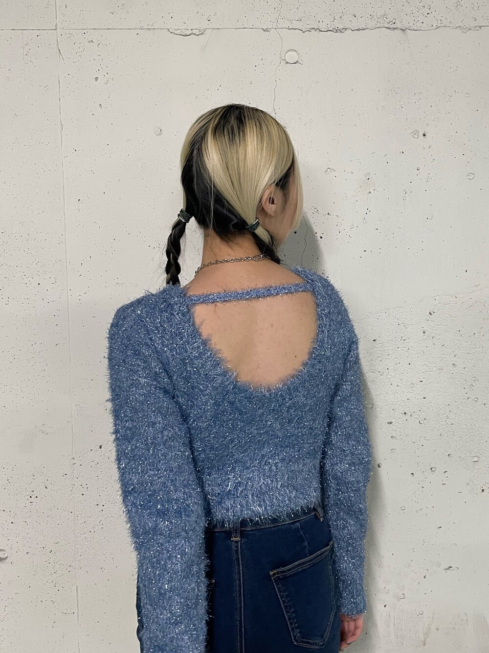 「jouetie、jouetiefashionista、jouetie_ootd、jouetieコーデ、ジュエティ、ジュエティ(jouetie)、ジュエティコーデ、メタリックカラー、ダウンジャケット、フレアパンツ、ショート丈トップス、Dr.Martens、デニムパンツ、ラメニット、大人カジュアル」｜「jouetieのギャザーフレアパンツ（その他パンツ、ブルー系）」を使った、RINOさん（レディース・156cm）の冬コーディネートの9枚目の写真
