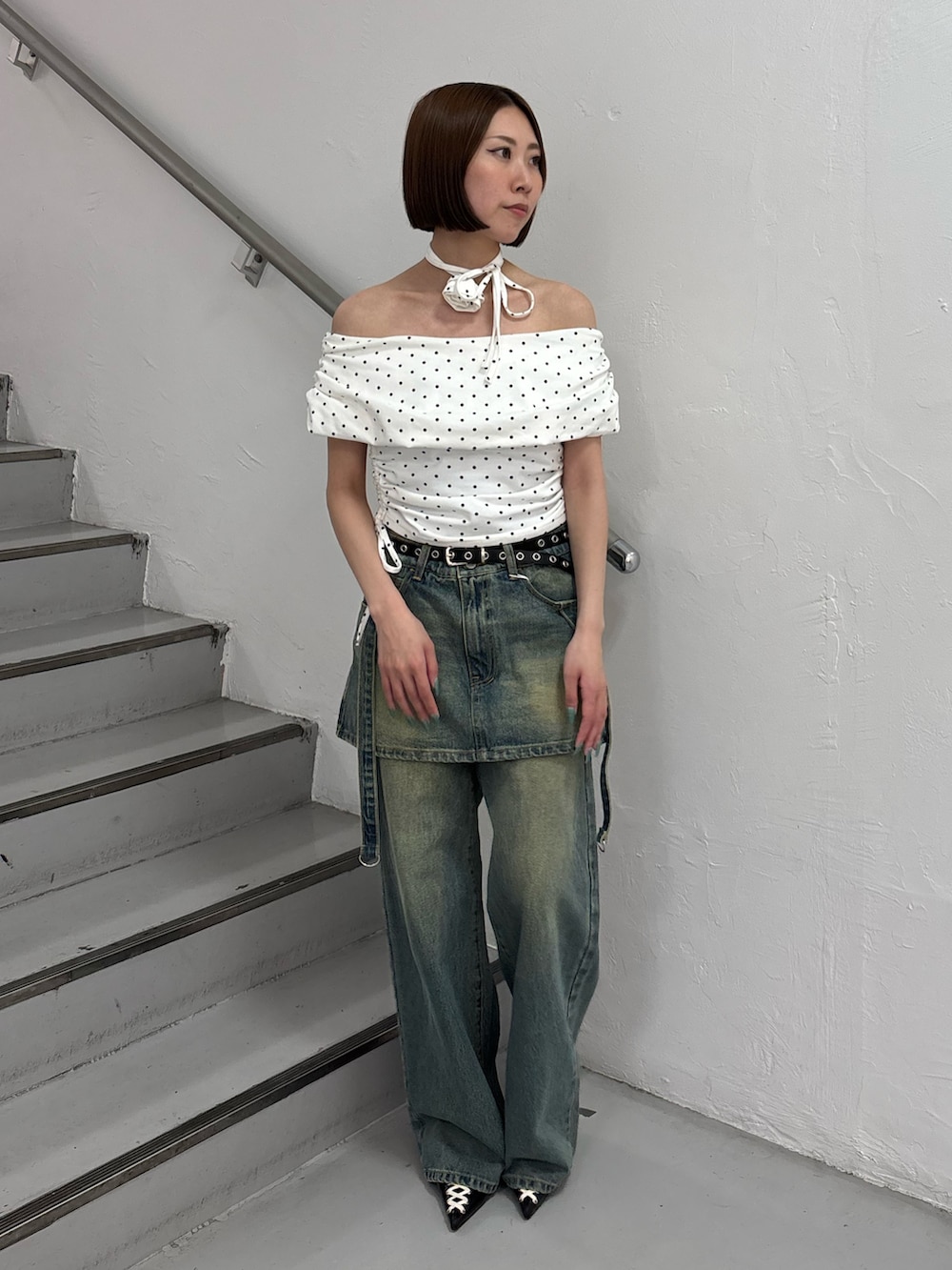 ブルー系のデニムパンツ、ブラック系のパンプス、ホワイト系のTシャツ/カットソーを着用したレディースの夏コーディネートの2枚目の写真