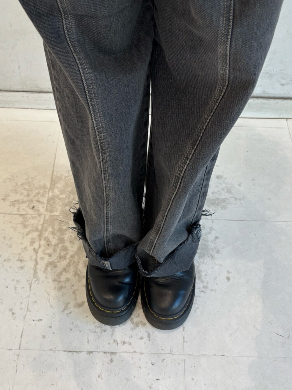 ブラック系のデニムパンツ、ブルー系のニット/セーター、シルバー系のメガネを着用したレディースの冬コーディネートの9枚目の写真