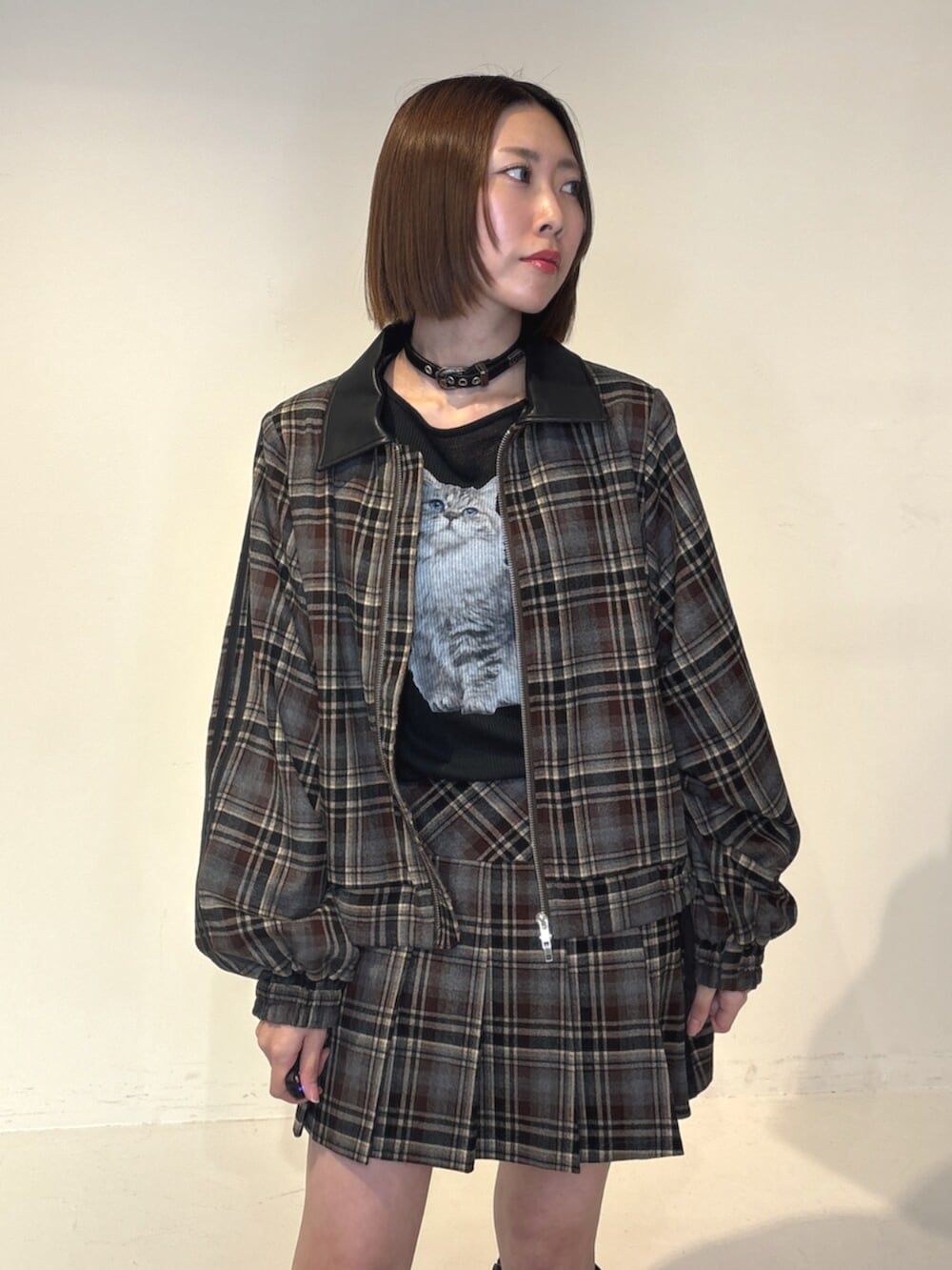 ブラック系のTシャツ/カットソー、レッド系のスカート、レッド系のブルゾンを着用したレディースの夏コーディネートの5枚目の写真
