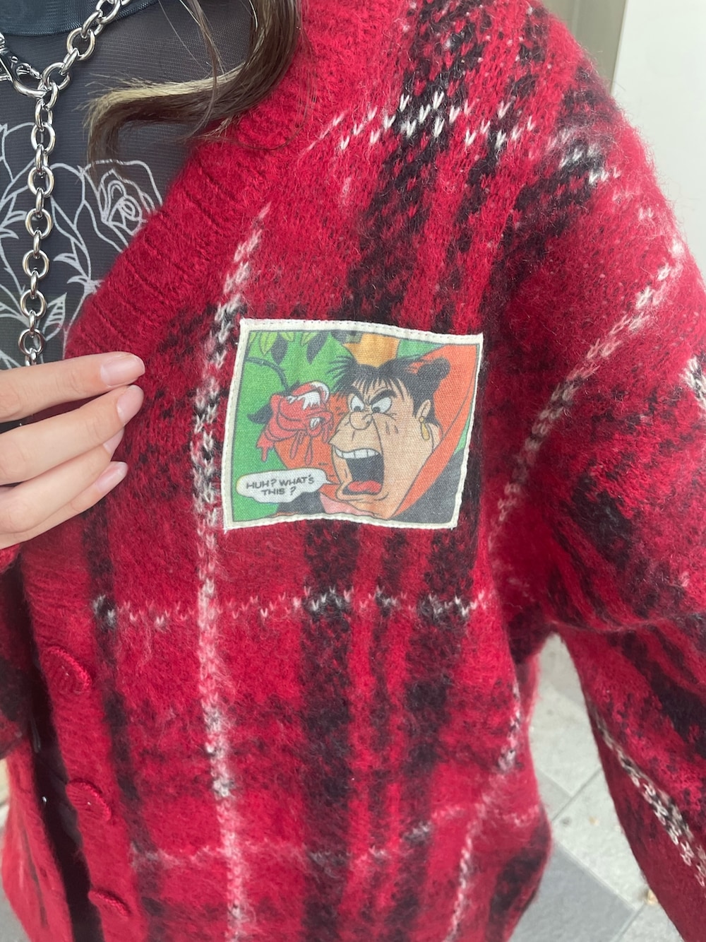 ブラック系のその他パンツ、ブラック系のTシャツ/カットソー、レッド系のカーディガン/ボレロを着用したレディースの秋コーディネートの7枚目の写真