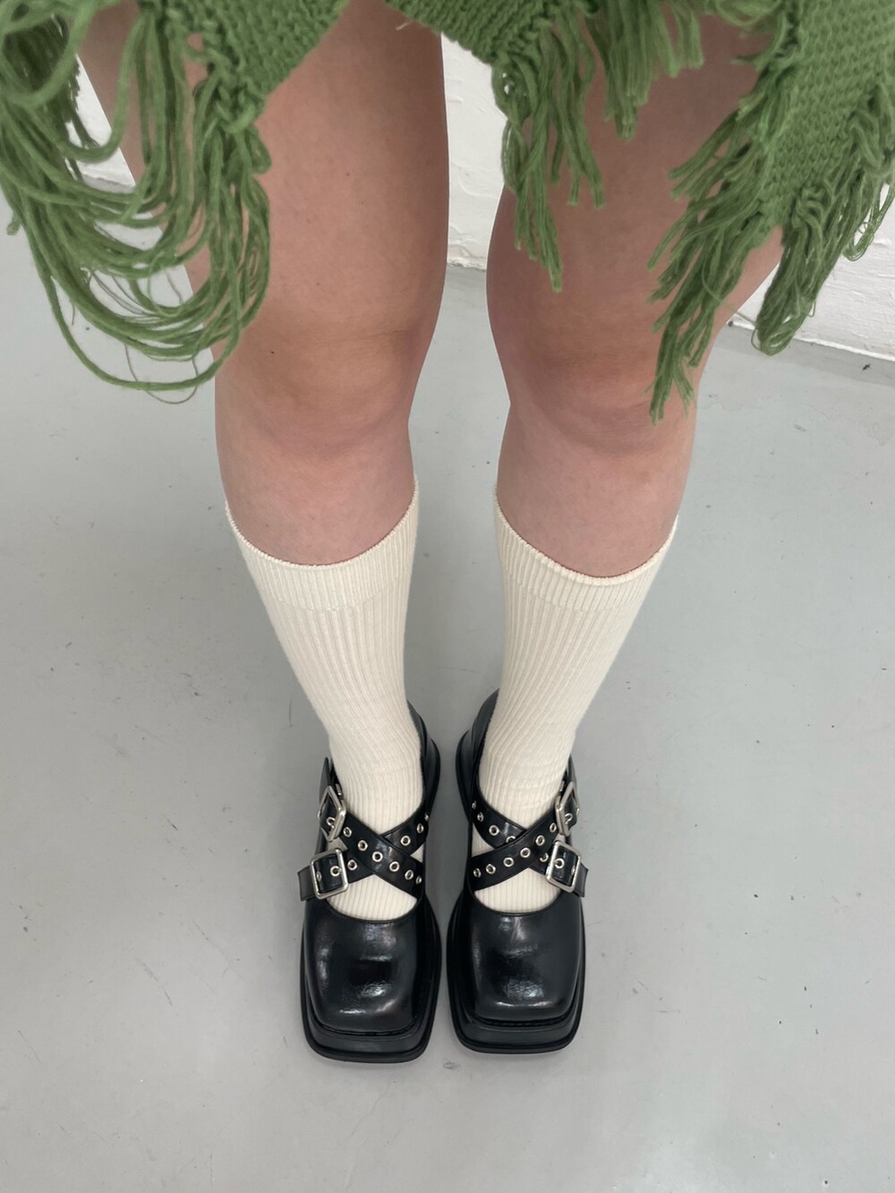 グリーン系のカーディガン/ボレロ、ベージュ系のスカート、ブルー系のTシャツ/カットソーを着用したレディースの夏コーディネートの10枚目の写真