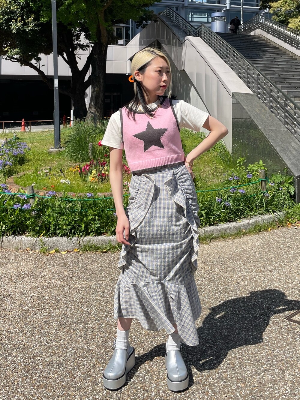 ピンク系のタンクトップ、シルバー系のサンダル、ホワイト系のTシャツ/カットソーを着用したレディースの春コーディネートの2枚目の写真