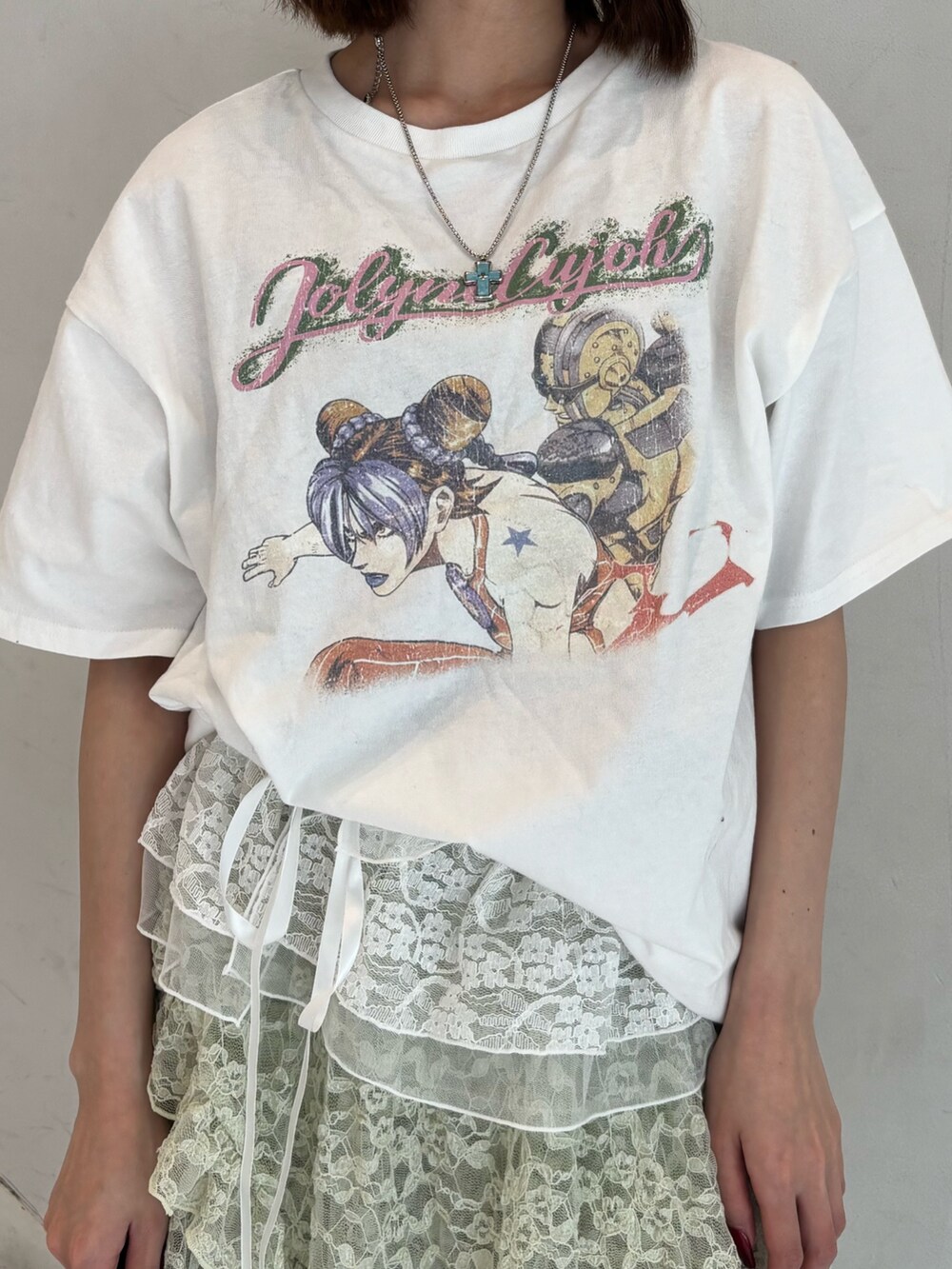 ホワイト系のTシャツ/カットソー、グリーン系のその他パンツ、ブラック系のスニーカーを着用したレディースの冬コーディネートの7枚目の写真