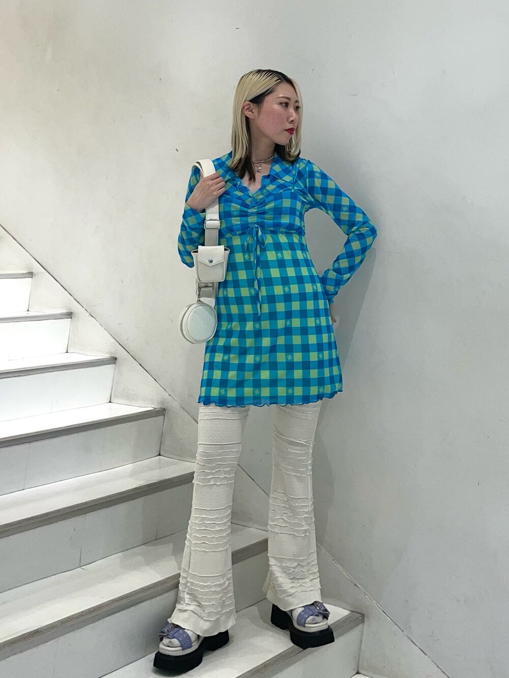 ブルー系のワンピース、ホワイト系のその他パンツ、パープル系のサンダルを着用したレディースの春コーディネートの3枚目の写真