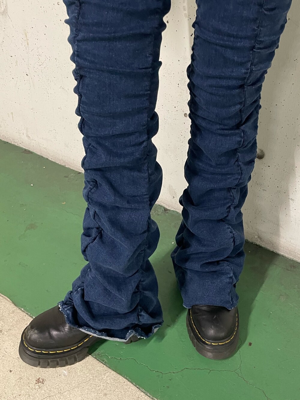 「jouetie、jouetiefashionista、jouetie_ootd、jouetieコーデ、ジュエティ、ジュエティ(jouetie)、ジュエティコーデ、メタリックカラー、ダウンジャケット、フレアパンツ、ショート丈トップス、Dr.Martens、デニムパンツ、ラメニット、大人カジュアル」｜「jouetieのギャザーフレアパンツ（その他パンツ、ブルー系）」を使った、RINOさん（レディース・156cm）の冬コーディネートの10枚目の写真
