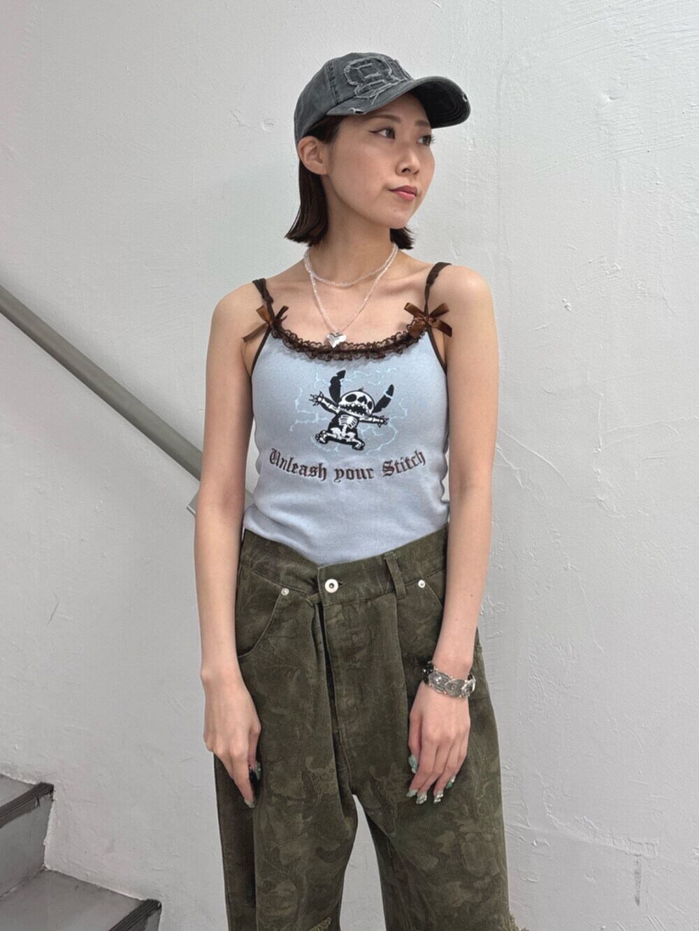 ブルー系のキャミソール、グリーン系のその他パンツ、その他のネックレスを着用したレディースの夏コーディネートの7枚目の写真