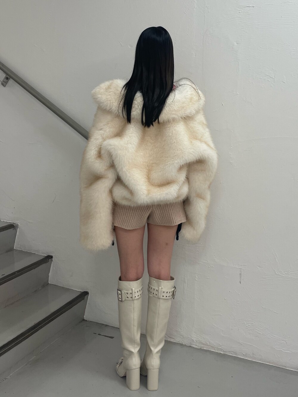 ホワイト系のその他アウター、ブラック系のTシャツ/カットソー、ホワイト系のその他パンツを着用したレディースの秋コーディネートの5枚目の写真