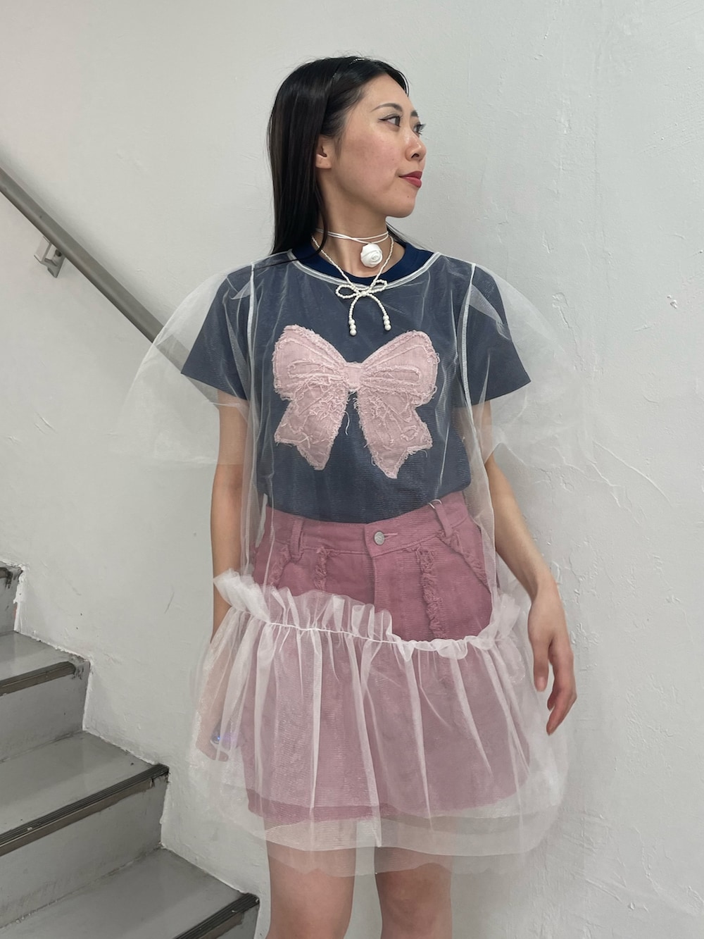ホワイト系のワンピース、ピンク系のスカート、ブルー系のTシャツ/カットソーを着用したレディースの夏コーディネートの6枚目の写真