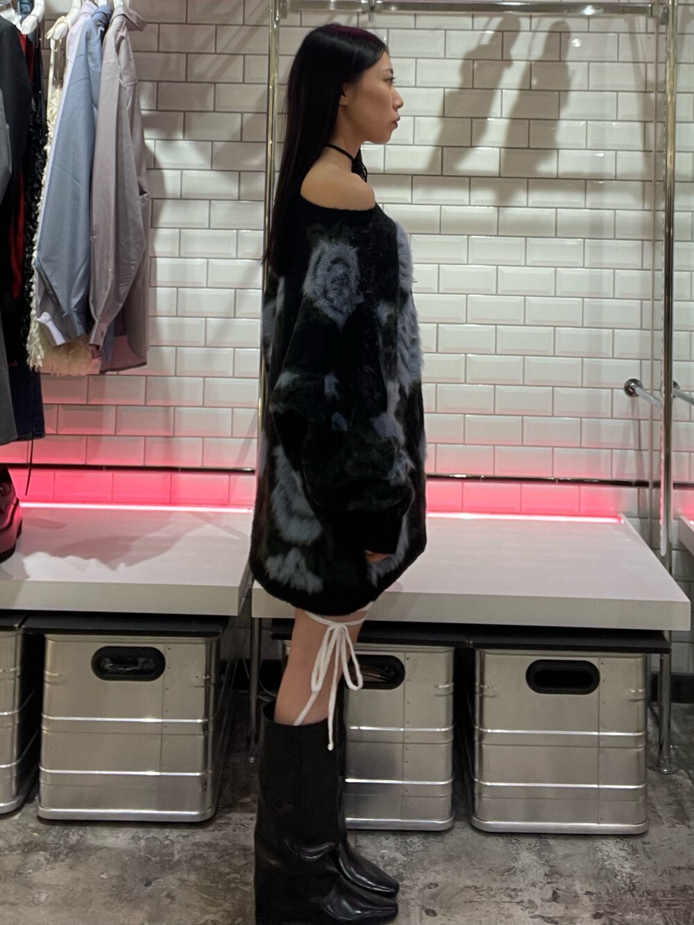 ブラック系のニット/セーター、ホワイト系のその他パンツ、ブラック系のブーツを着用したレディースの秋コーディネートの3枚目の写真