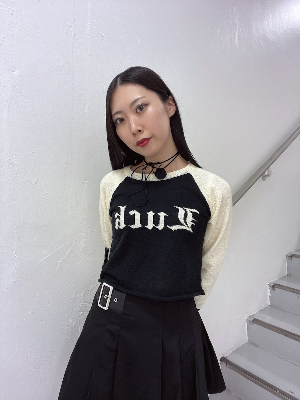 ブラック系のスカート、ブラック系のパンプス、ブラック系のニット/セーターを着用したレディースの夏コーディネートの7枚目の写真