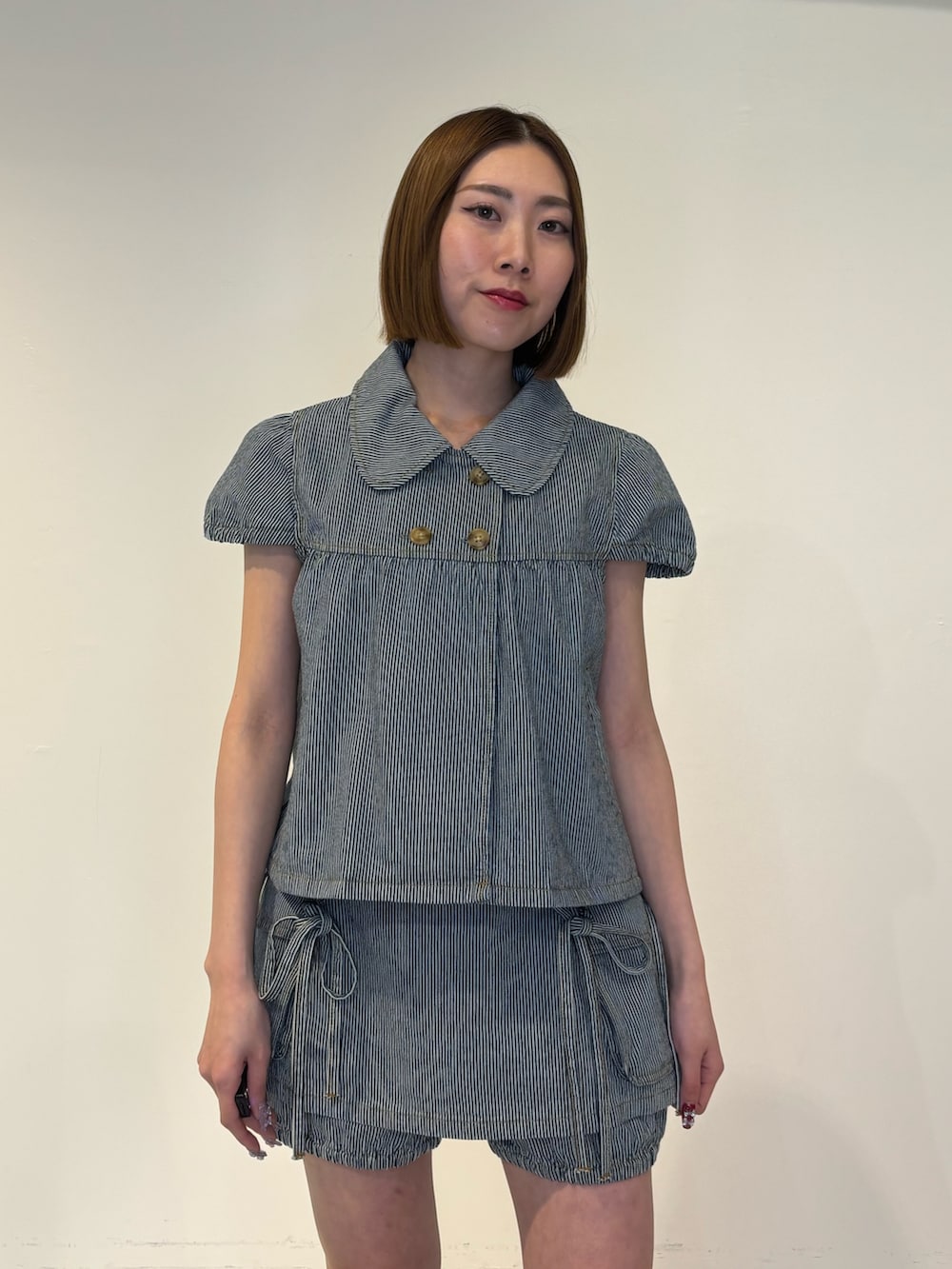 ブラック系のブーツ、ブラック系のデニムパンツ、ブラック系のその他トップスを着用したレディースの冬コーディネートの5枚目の写真