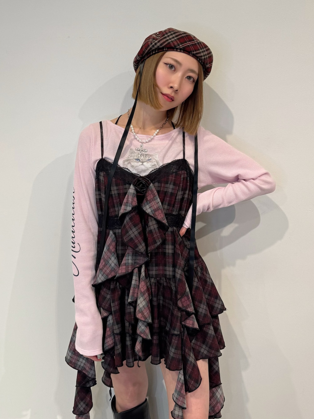 レッド系のワンピース、ブラック系のブーツ、レッド系のハンチング/ベレー帽を着用したレディースの夏コーディネートの5枚目の写真