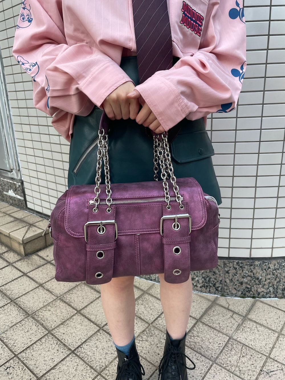 ブルー系のその他パンツ、レッド系のMA-1、レッド系のネクタイを着用したレディースの秋コーディネートの10枚目の写真