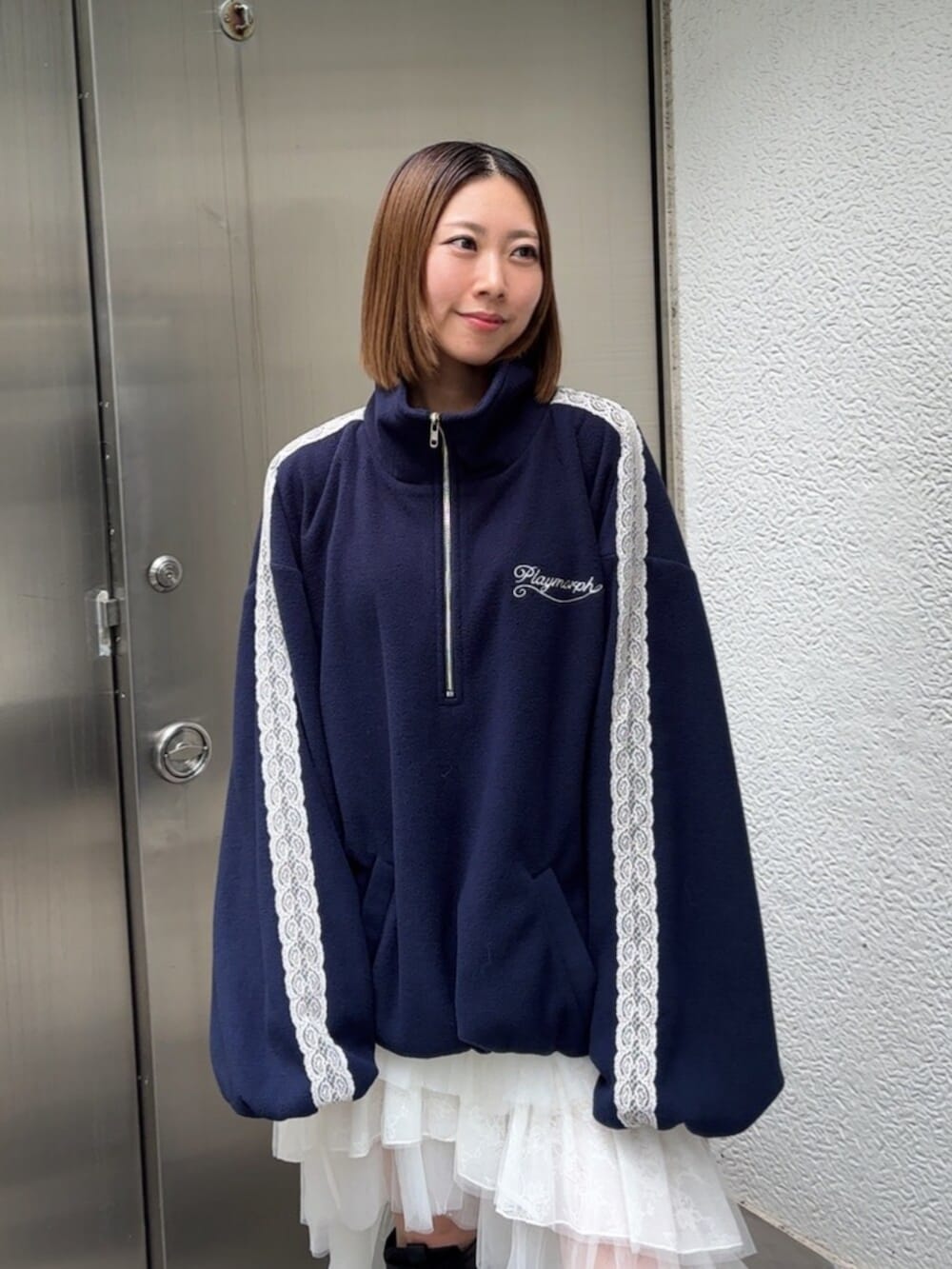 ブラック系のブーツ、ブルー系のTシャツ/カットソー、ホワイト系のスカートを着用したレディースの秋コーディネートの5枚目の写真