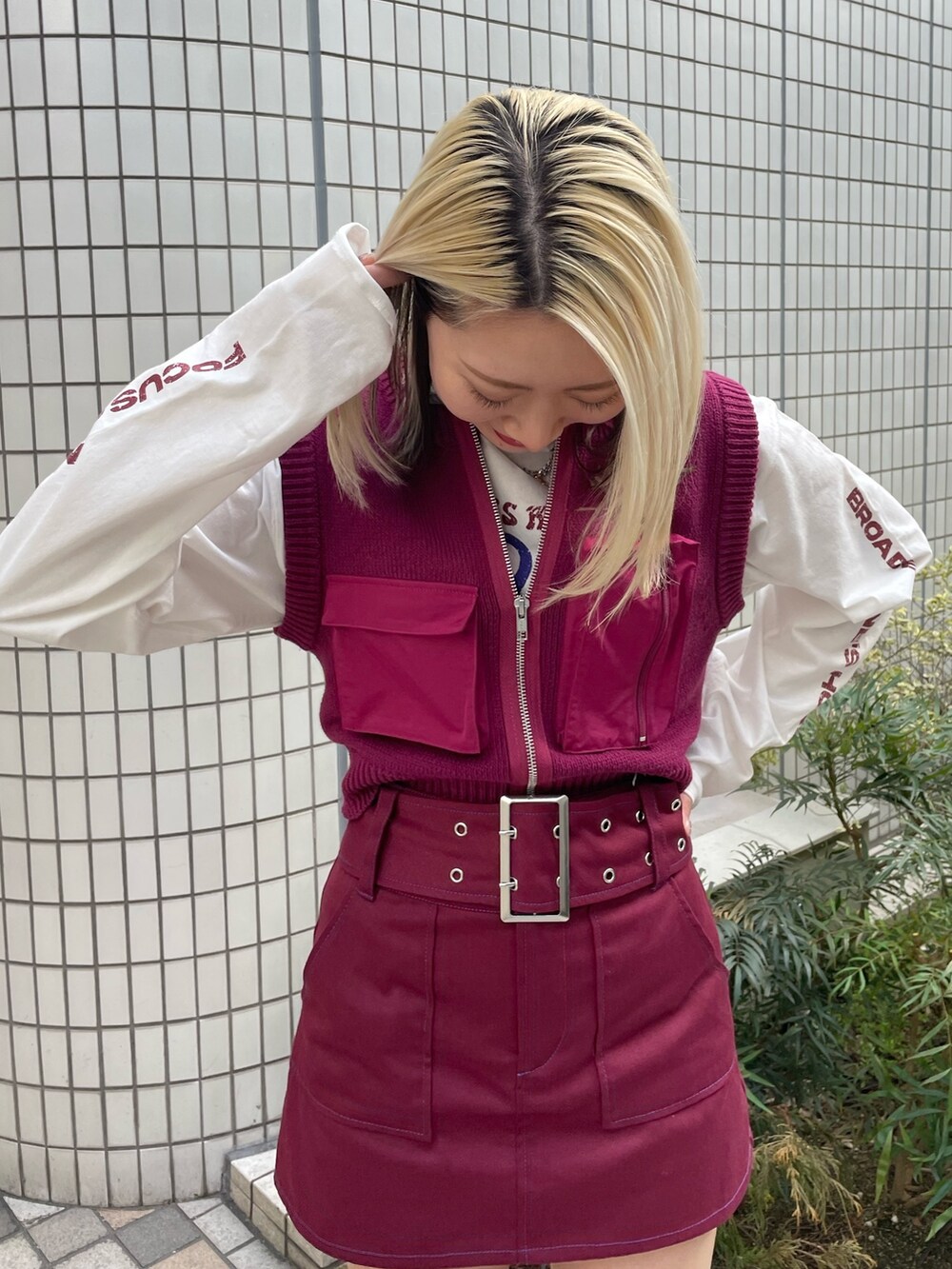 レッド系のその他パンツ、ピンク系のベスト、ホワイト系のTシャツ/カットソーを着用したレディースの春コーディネートの6枚目の写真