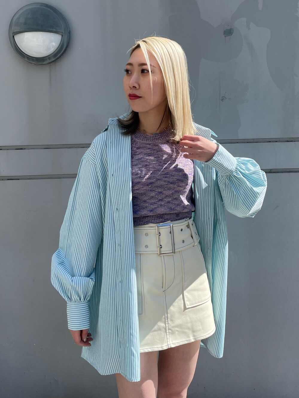 ホワイト系のその他パンツ、パープル系のタンクトップ、ブルー系のシャツ/ブラウスを着用したレディースの春コーディネートの5枚目の写真