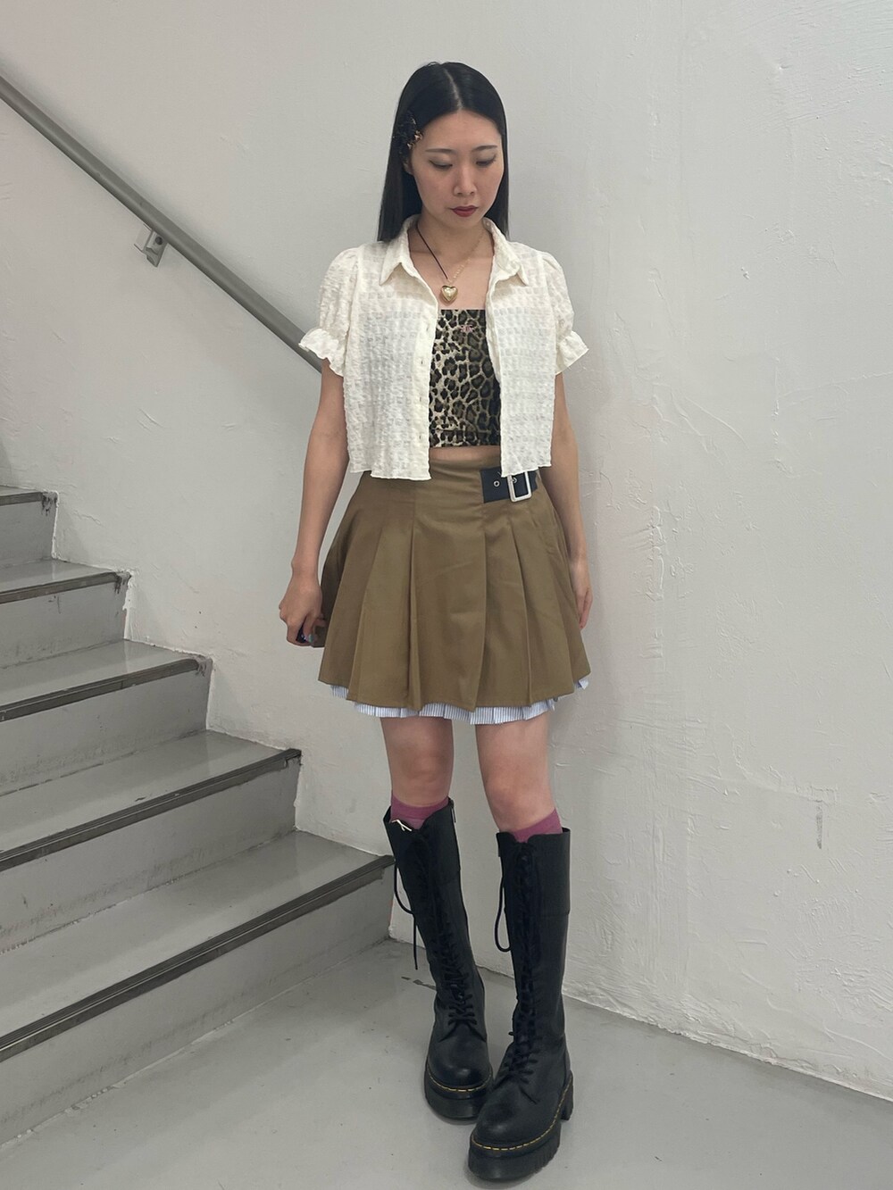 ベージュ系のスカート、ブラウン系のキャミソール、ホワイト系のシャツ/ブラウスを着用したレディースの夏コーディネートの2枚目の写真