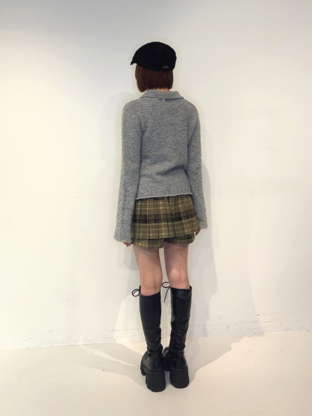 ブラック系のブーツ、ブラウン系のその他パンツ、グレー系のカーディガン/ボレロを着用したレディースの秋コーディネートの4枚目の写真