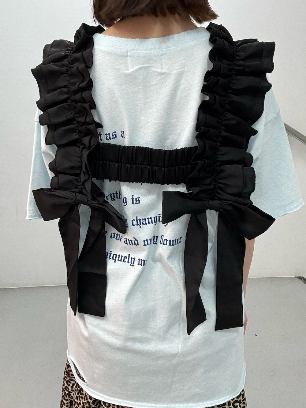 ブラウン系のスカート、ブルー系のTシャツ/カットソー、ブラック系のスニーカーを着用したレディースの夏コーディネートの8枚目の写真