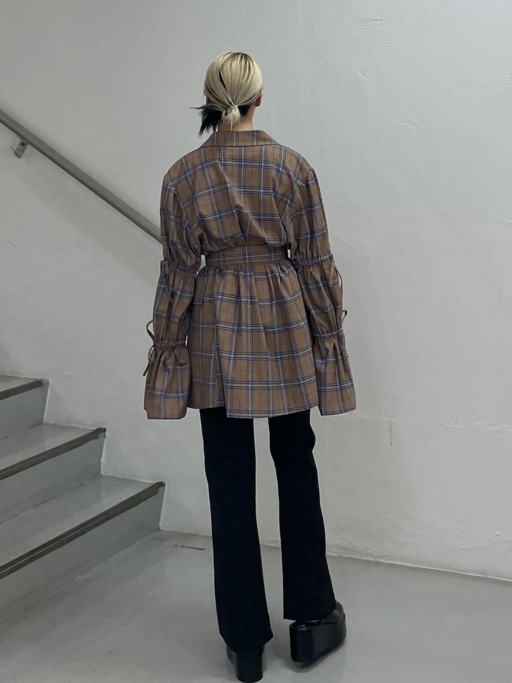 ベージュ系のワンピース、ブラック系のその他パンツ、ブラック系のサンダルを着用したレディースの夏コーディネートの4枚目の写真