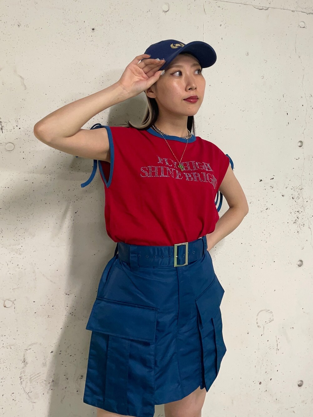 ブルー系のその他パンツ、レッド系のTシャツ/カットソー、ブラック系のブーツを着用したレディースの夏コーディネートの6枚目の写真