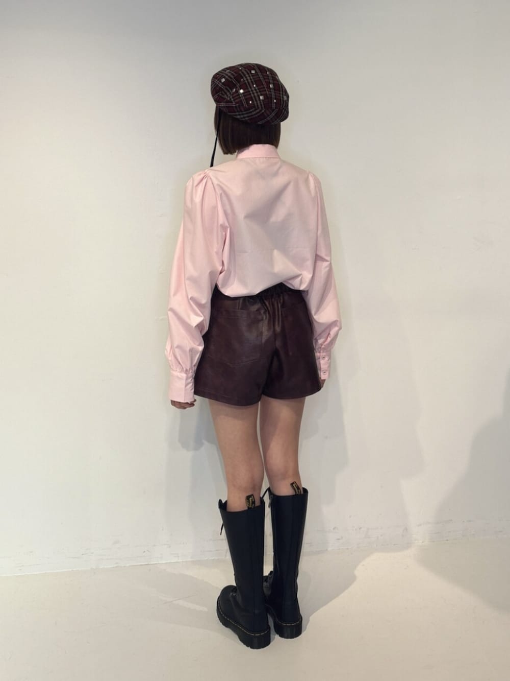 レッド系のその他パンツ、ピンク系のシャツ/ブラウス、レッド系のハンチング/ベレー帽を着用したレディースの夏コーディネートの4枚目の写真