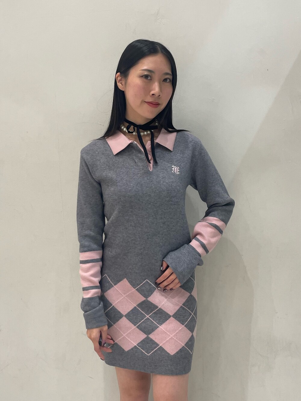 ピンク系のその他アウター、グレー系のワンピース、ブラック系のチョーカーを着用したレディースの秋コーディネートの9枚目の写真